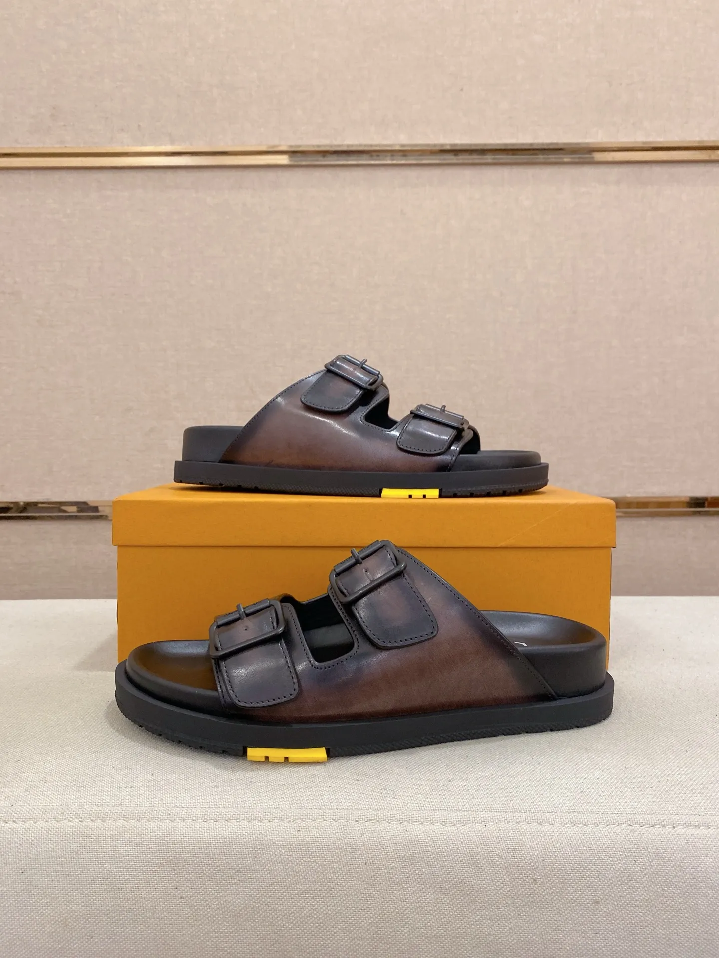 Factory price: 420💰Made by LV🔍Top purchasing agent. Men's spring and summer slippers are available at the same counter. The uppers are made of cowhide imported from Italy. High-quality craftsmanship, soles: original soles specially provided by the original factory, exclusive movable molded soles are super comfortable, original factory follow-up goods, 🔍🔍high quality, can be entered and exited the counter at will, welcome to compare, code number 38-44. Can be customized45